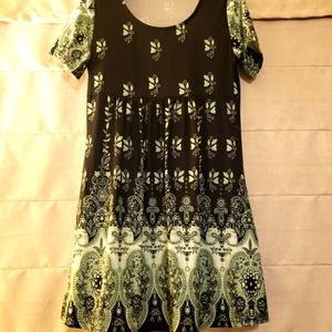 Cute Short Sleeved Dress. SIZE L